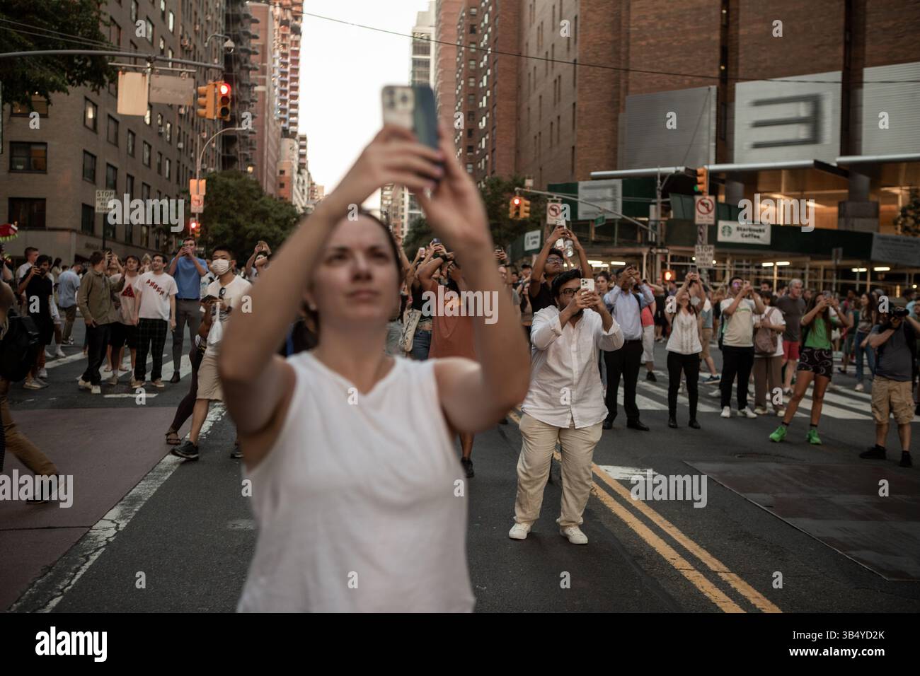 11. Juli 2022: Die Menschen versammelten sich am 11,2022. Juli, um Manhattanhenge des Jahres in der 42nd Street Grand Central und 34 Street in Manhattan, New York City, zu sehen. (Bild: © Jashim Salam/ZUMA Press Wire) Stockfoto