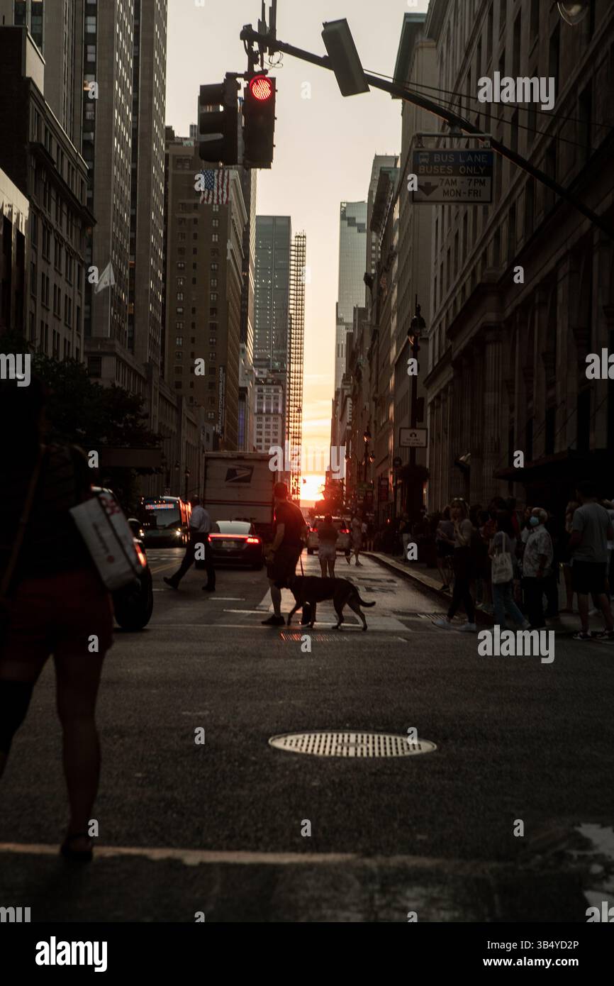 11. Juli 2022: Die Menschen versammelten sich am 11,2022. Juli, um Manhattanhenge des Jahres in der 42nd Street Grand Central und 34 Street in Manhattan, New York City, zu sehen. (Bild: © Jashim Salam/ZUMA Press Wire) Stockfoto