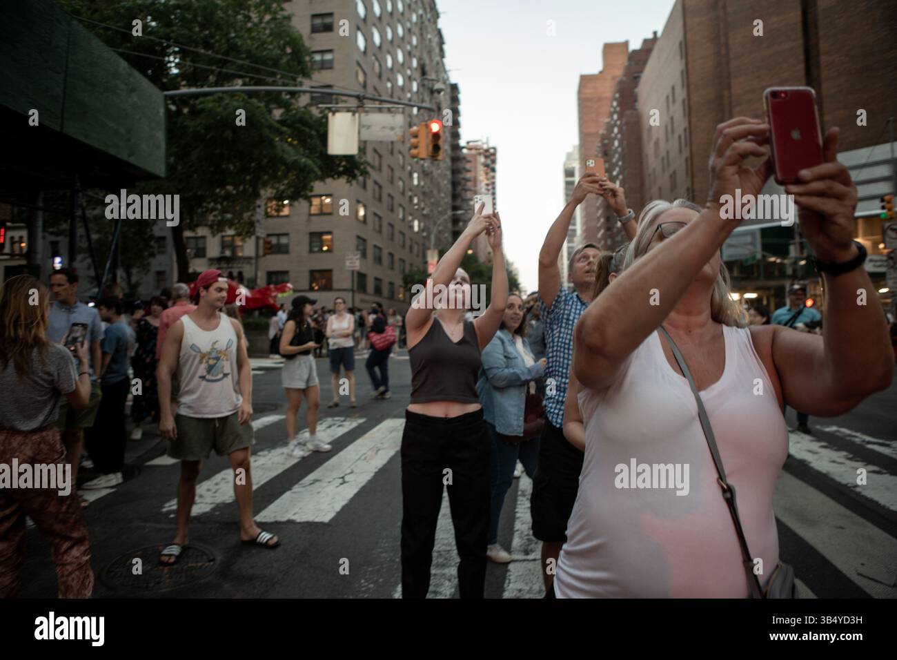 11. Juli 2022: Die Menschen versammelten sich am 11,2022. Juli, um Manhattanhenge des Jahres in der 42nd Street Grand Central und 34 Street in Manhattan, New York City, zu sehen. (Bild: © Jashim Salam/ZUMA Press Wire) Stockfoto