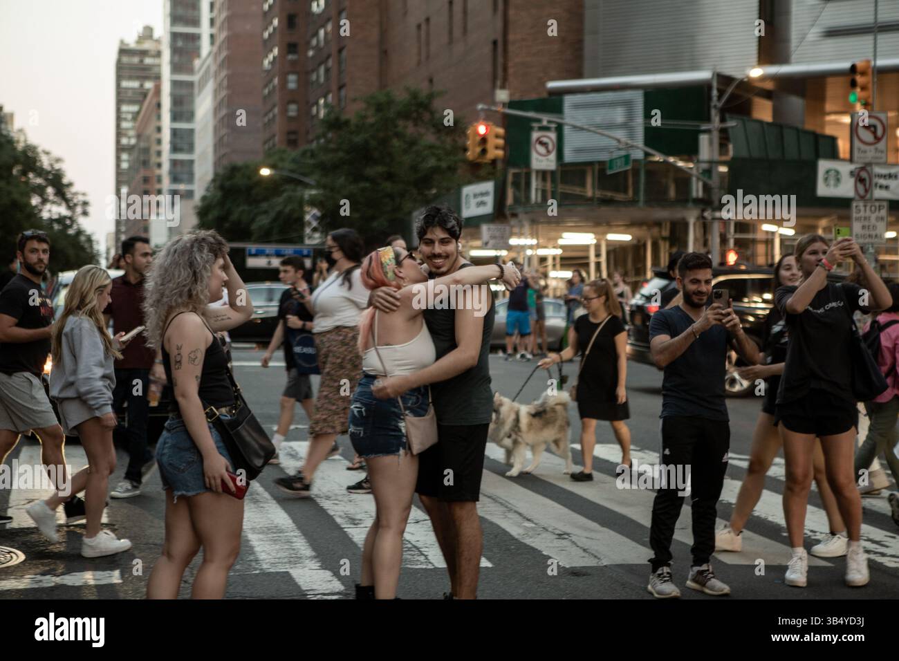 11. Juli 2022: Die Menschen versammelten sich am 11,2022. Juli, um Manhattanhenge des Jahres in der 42nd Street Grand Central und 34 Street in Manhattan, New York City, zu sehen. (Bild: © Jashim Salam/ZUMA Press Wire) Stockfoto