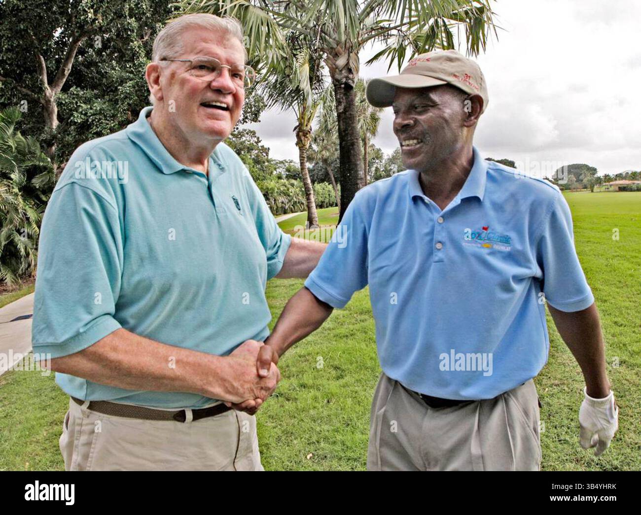 27. Juni 2022: Wide Receiver Marlin Briscoe, rechts, begrüßt Offensive Line Coach Monte Clark, links. Beide sind Miami Dolphins '72 Alumni. (Foto: © John Vanbeekum/Miami Herald/TNS via ZUMA Press Wire) Stockfoto