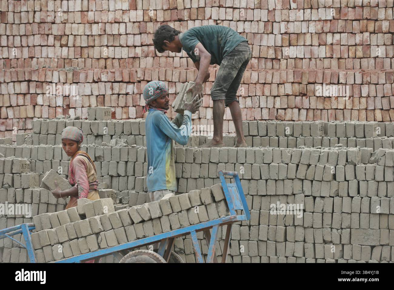(250501) -- DHAKA, 1. Mai 2025 (Xinhua) -- Menschen arbeiten in einer Ziegelfabrik in Dhaka, Bangladesch, 30. April 2025. Traditionelle manuelle Ziegelöfen sind weit über ländliche und vorstädtische Gebiete Bangladeschs verteilt, die eine große Zahl von Arbeitskräften beschäftigen. (Foto: Habibur Rahman/Xinhua) Stockfoto