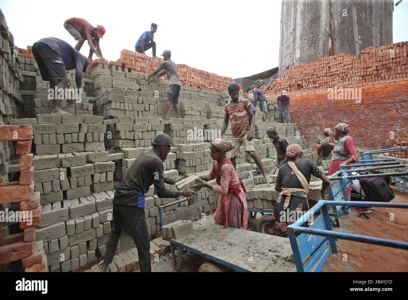 (250501) -- DHAKA, 1. Mai 2025 (Xinhua) -- Menschen arbeiten in einer Ziegelfabrik in Dhaka, Bangladesch, 30. April 2025. Traditionelle manuelle Ziegelöfen sind weit über ländliche und vorstädtische Gebiete Bangladeschs verteilt, die eine große Zahl von Arbeitskräften beschäftigen. (Foto: Habibur Rahman/Xinhua) Stockfoto
