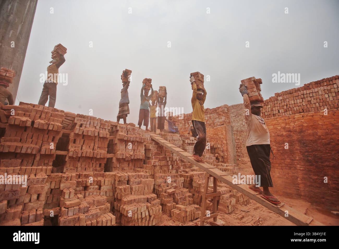 (250501) -- DHAKA, 1. Mai 2025 (Xinhua) -- Menschen arbeiten in einer Ziegelfabrik in Dhaka, Bangladesch, 30. April 2025. Traditionelle manuelle Ziegelöfen sind weit über ländliche und vorstädtische Gebiete Bangladeschs verteilt, die eine große Zahl von Arbeitskräften beschäftigen. (Foto: Habibur Rahman/Xinhua) Stockfoto