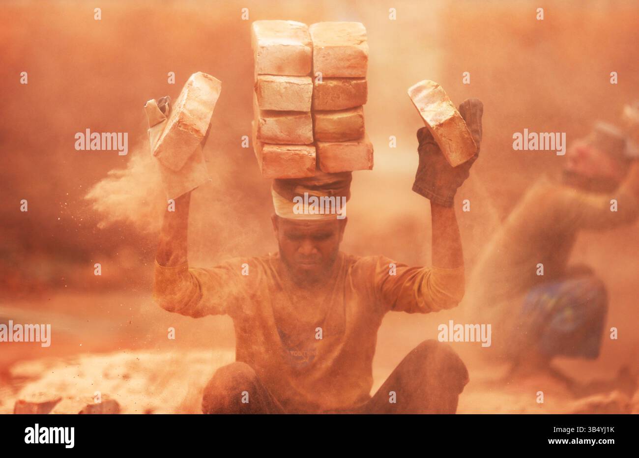 (250501) -- DHAKA, 1. Mai 2025 (Xinhua) -- Menschen arbeiten in einer Ziegelfabrik in Dhaka, Bangladesch, 30. April 2025. Traditionelle manuelle Ziegelöfen sind weit über ländliche und vorstädtische Gebiete Bangladeschs verteilt, die eine große Zahl von Arbeitskräften beschäftigen. (Foto: Habibur Rahman/Xinhua) Stockfoto