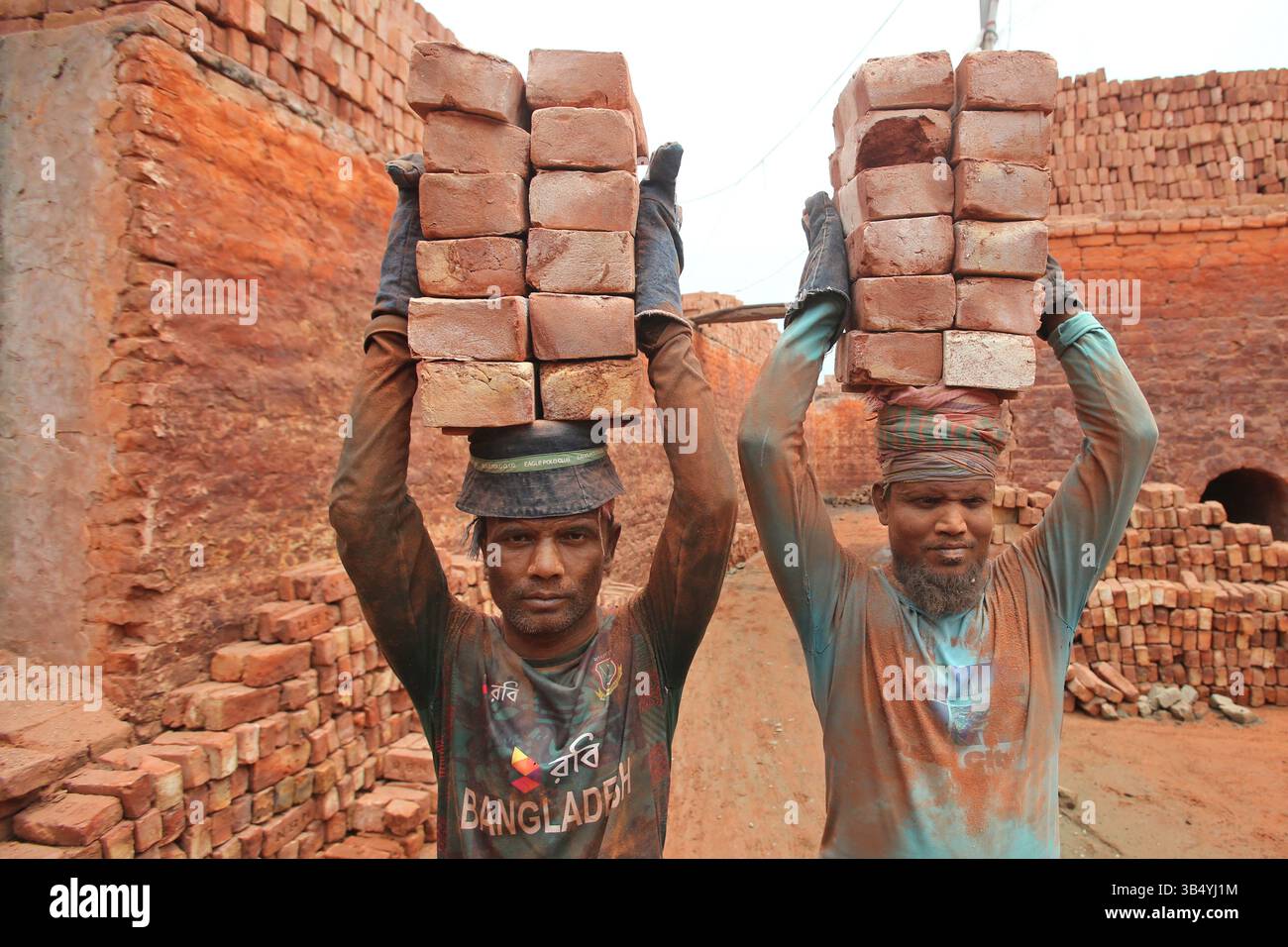 (250501) -- DHAKA, 1. Mai 2025 (Xinhua) -- Menschen arbeiten in einer Ziegelfabrik in Dhaka, Bangladesch, 30. April 2025. Traditionelle manuelle Ziegelöfen sind weit über ländliche und vorstädtische Gebiete Bangladeschs verteilt, die eine große Zahl von Arbeitskräften beschäftigen. (Foto: Habibur Rahman/Xinhua) Stockfoto