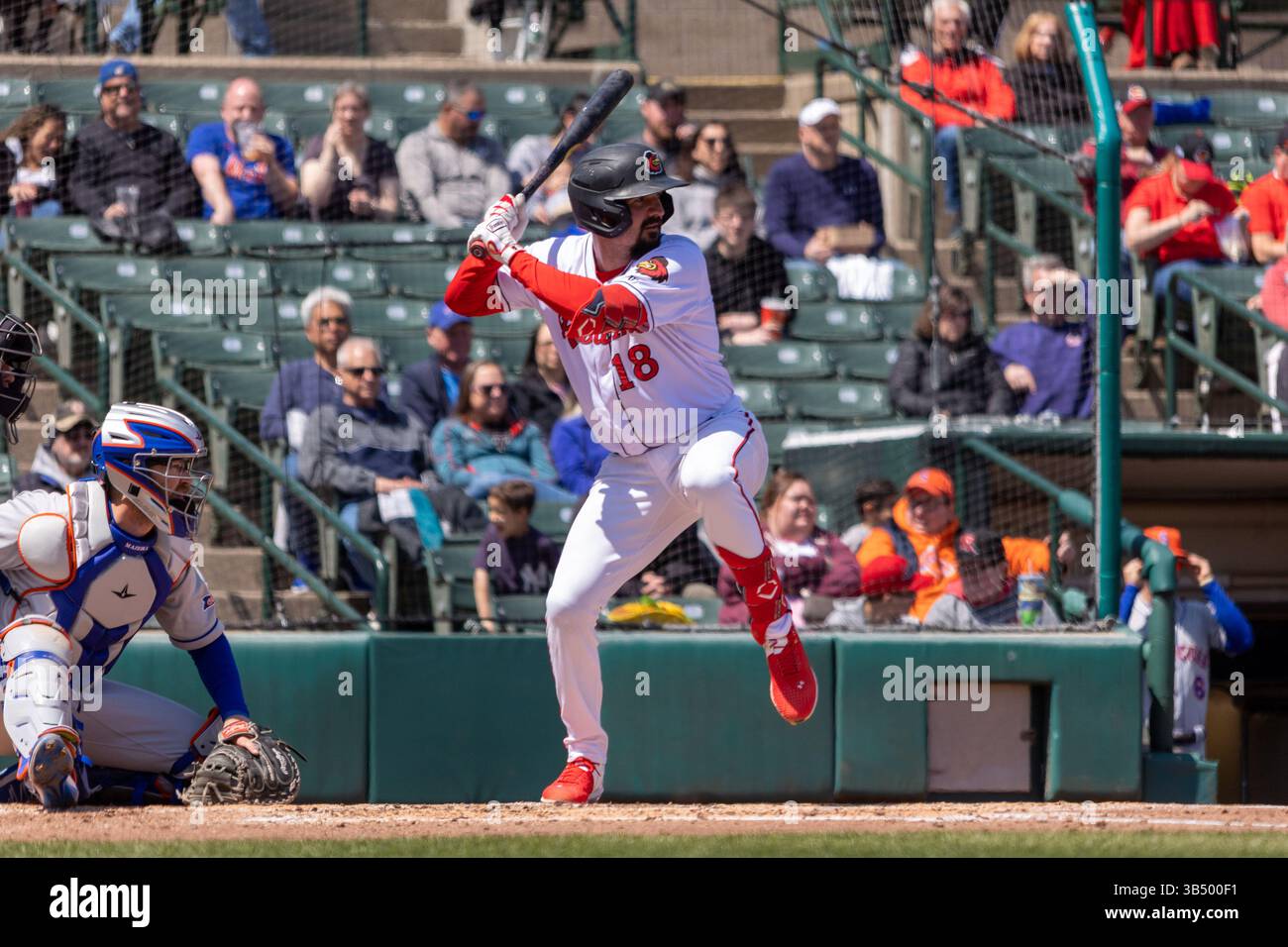 30. April 2022: Rochester Red Wings Infield-Spieler Jake Noll (18) nimmt einen AT-Schläger gegen die Syracuse Mets. Die Rochester Red Wings veranstalteten die Syracuse Mets in einem Spiel der International League im Frontier Field in Rochester, New York. (Jonathan Tenca/CSM)(Bild: © Jonathan Tenca/CSM via ZUMA Press Wire) Stockfoto