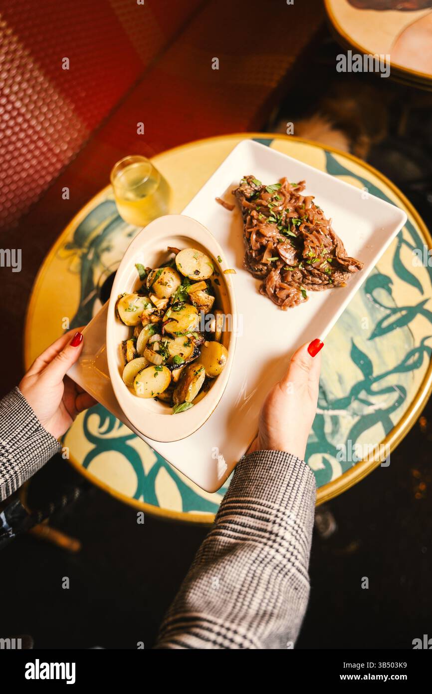 Rustikales Gourmet-Essen – Kräuterkartoffeln Und Karamelisiertes Zwiebelsteak Stockfoto