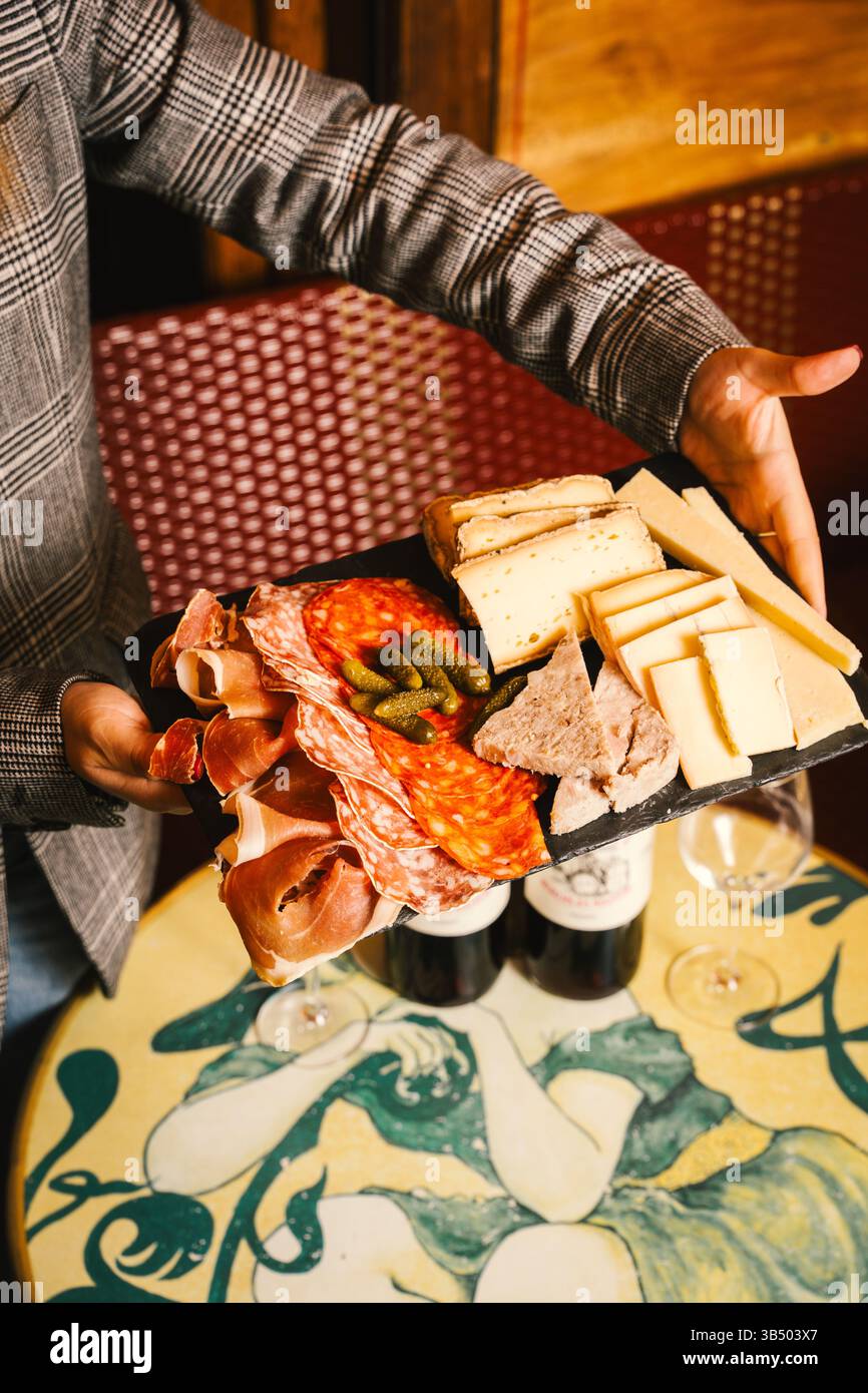 Charcuterie Board mit verschiedenen Aufschnitt- und Käsesorten – rustikale Küche Stockfoto