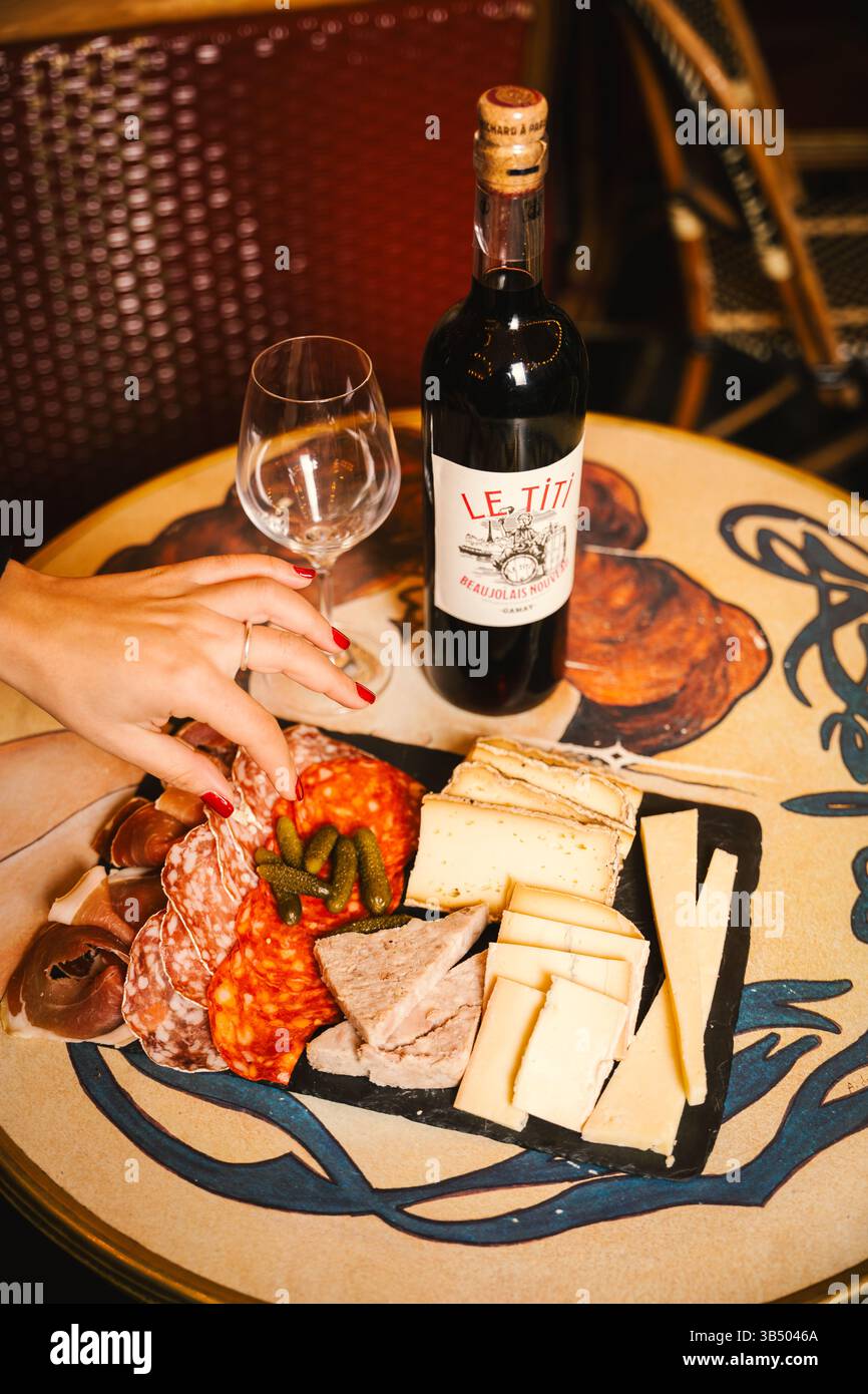 Beaujolais Nouveau Wein- Und Charcuterie-Board – Elegante Speisen- Und Getränkekonzeption Stockfoto