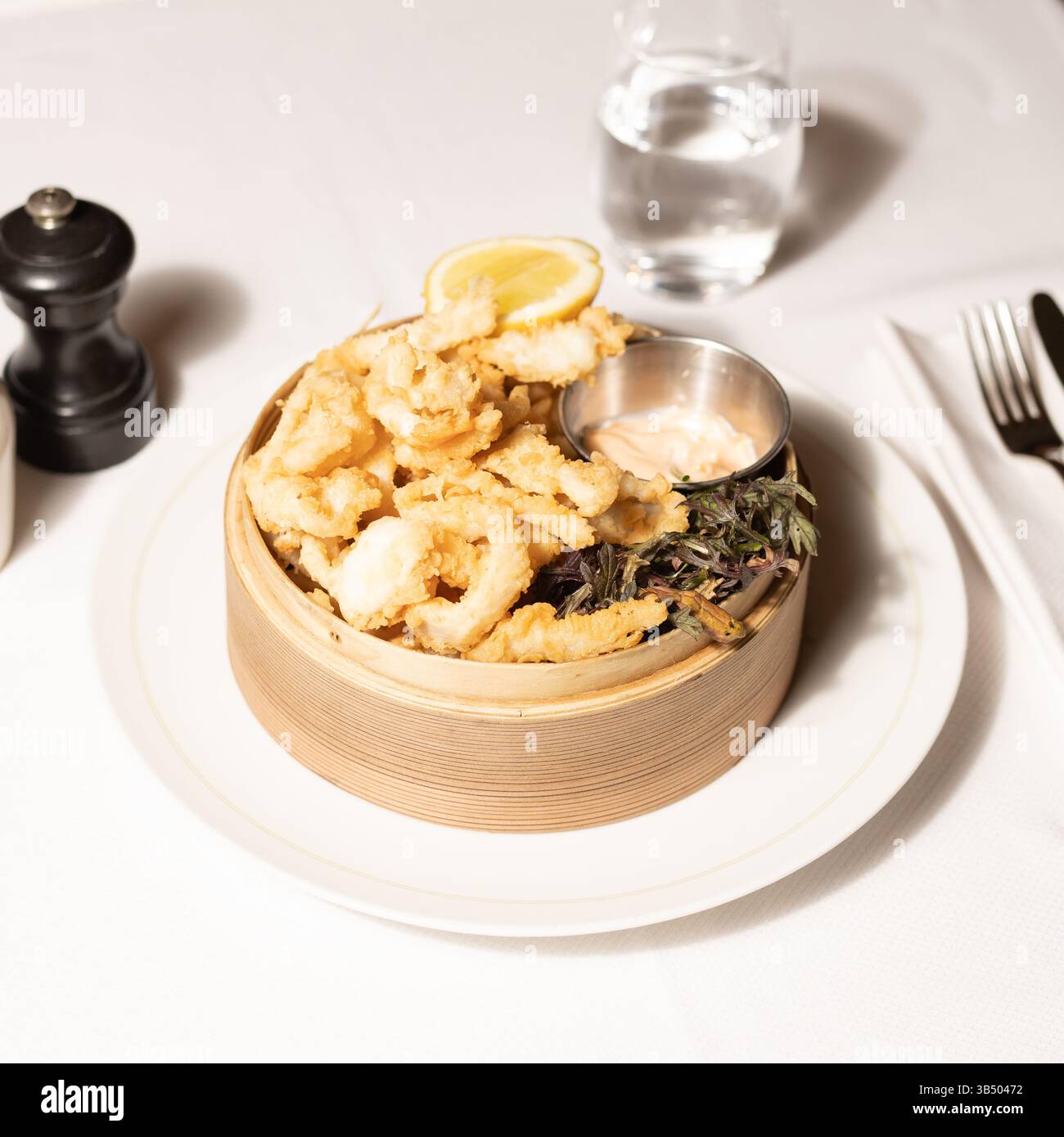 Crispy Fried Calamari – Gourmet-Gerichte mit Meeresfrüchten in elegantem Restaurant Stockfoto