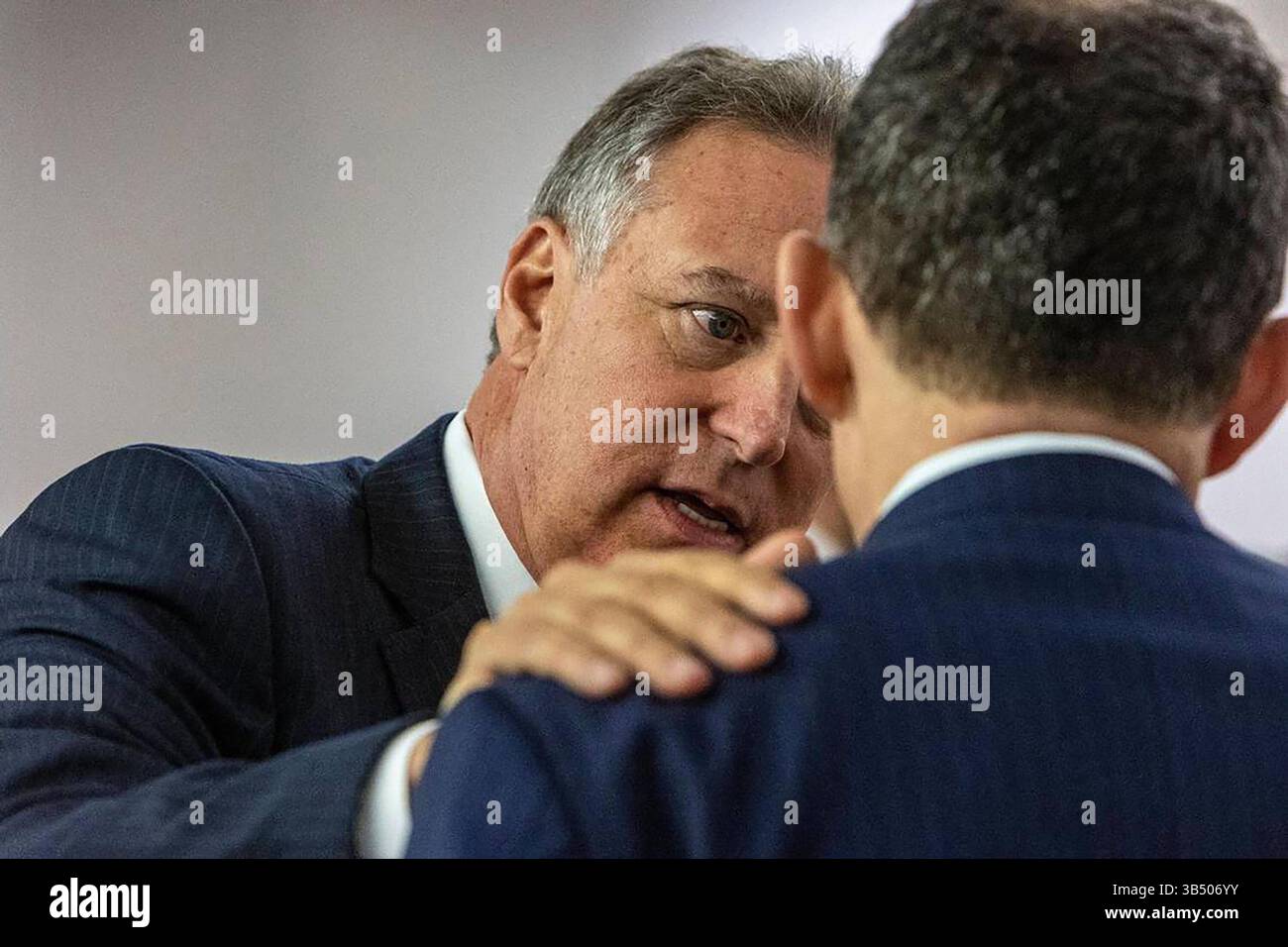 8. Juni 2022: Gerichtsverwalter Michael Goldberg verließ das Gericht und spricht mit einem Anwalt während eines Gerichtsverfahrens. (Foto: © Jose A. Iglesias/Miami Herald/TNS via ZUMA Press Wire) Stockfoto