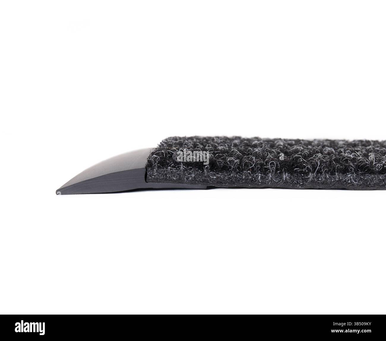 Querschnitt des schwarzen Teppichführers. Strapazierfähiger Teppich oder Matte für stark frequentierte Bereiche wie Lobby, Hotel oder Flur mit rutschfester Gummiunterlage. Leicht zu radeln Stockfoto