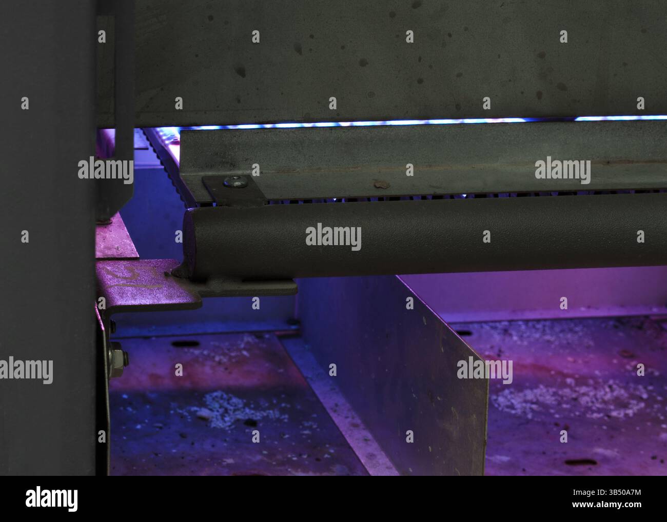 Pilotzündung im Erdgaskessel für Warmwassertanks im Gebäude Nahaufnahme. Violette Flammen und Licht mit Sedimentrap. Gassicher, Techniker oder plu Stockfoto