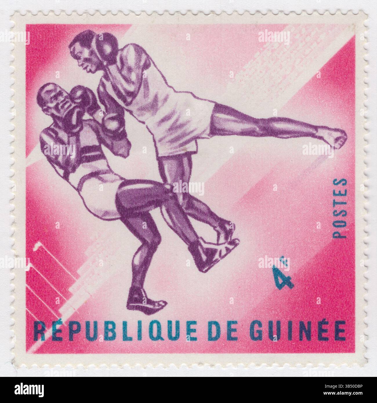 GUINEA - 16. März 1963: 4 Franken Karmin-Rose, lila und blaue Briefmarke, die Boxen, schwarze Boxer-Kampf zeigt. Boxen (auch bekannt als „Westernboxen“ oder „Pugilismus“) ist eine Kampfsportart, bei der zwei Personen, die in der Regel Schutzhandschuhe und andere Schutzausrüstung wie Handumschläge und Mundschutz tragen, sich für eine bestimmte Zeit in einem Boxring mit Schlägen aneinander werfen. Obwohl der Begriff „Boxen“ allgemein dem „westlichen Boxen“ zugeschrieben wird, bei dem nur die Fäuste beteiligt sind, hat sich das Boxen in verschiedenen geografischen Gebieten und Kulturen auf unterschiedliche Weise entwickelt Stockfoto