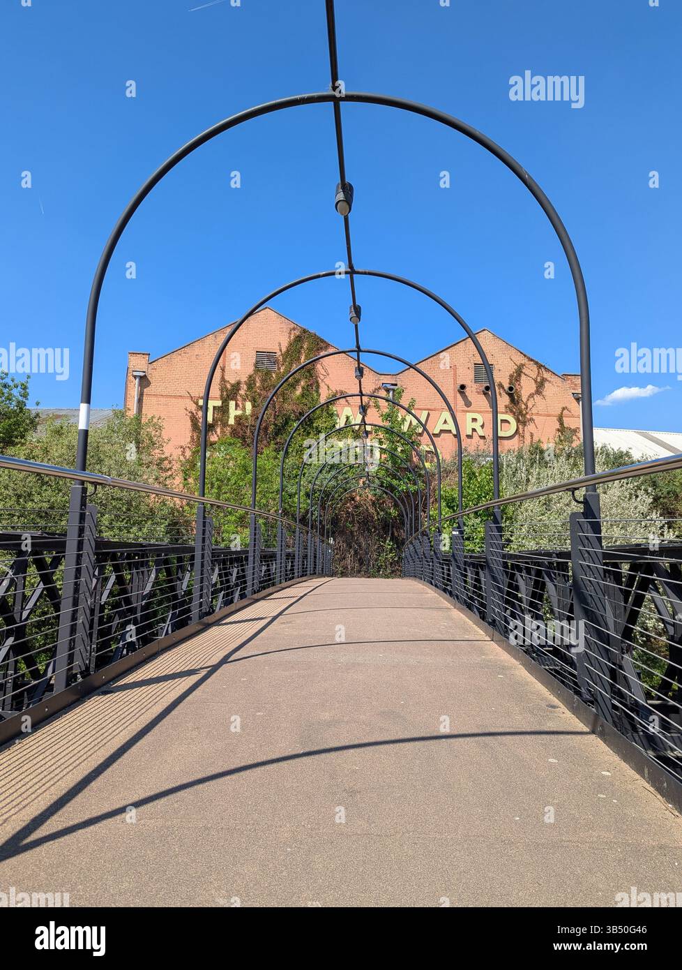 To. W. Ward Gebäude von der Bailey Bridge aus gesehen, die Teil der Five Weirs Walk and Cycling Route Sheffield ist, South Yorkshire England Großbritannien - Smartphone-aufgenommenes Stockfoto