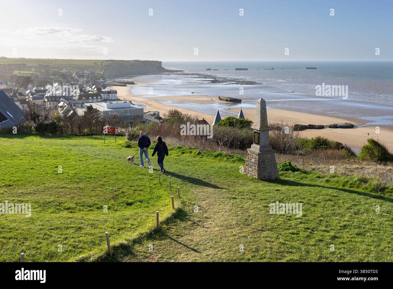 Blick entlang des Strandes mit Überresten des Maulbeerhafens aus dem 2. Weltkrieg, Arromanches-les-Bains, Normandie, Frankreich, Europa Stockfoto