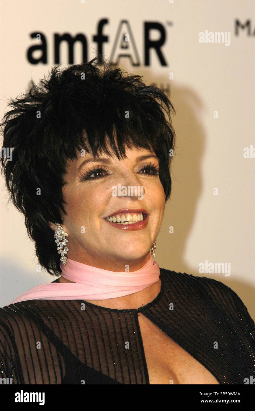 liza minnelli ist am 20. Mai 2004 bei amfAR's Cinema Aids 2004 im Le Moulin de Mougins, Cannes Film Festival, Frankreich, angekommen. Porträt Kopfschuss rosa Schal ©Capital Pictures CAP/PL ©Phil Loftus/Capital Pictures Stockfoto