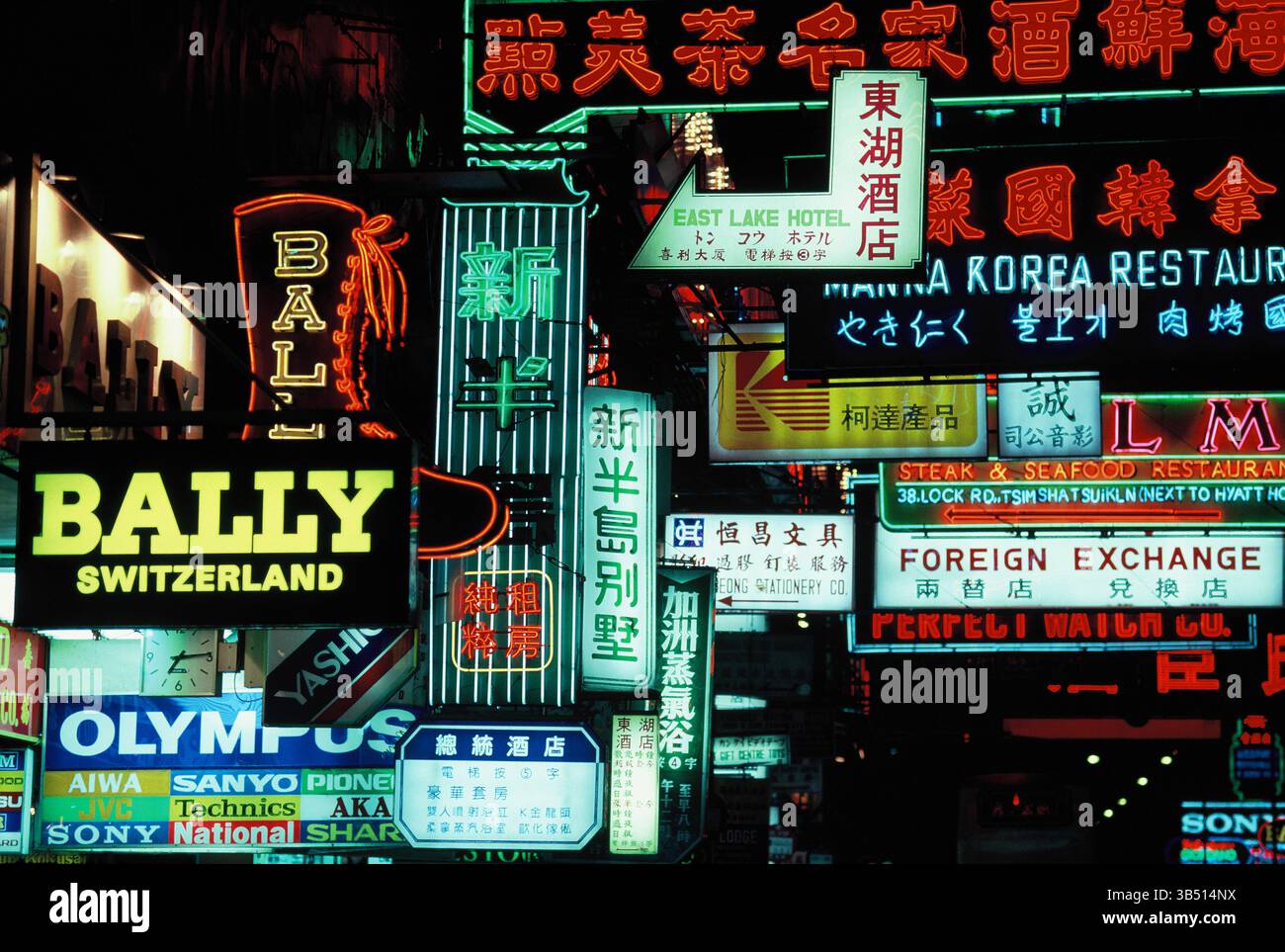 China. Hongkong. Kowloon. Nathan Road. Neonschilder bei Nacht. Stockfoto