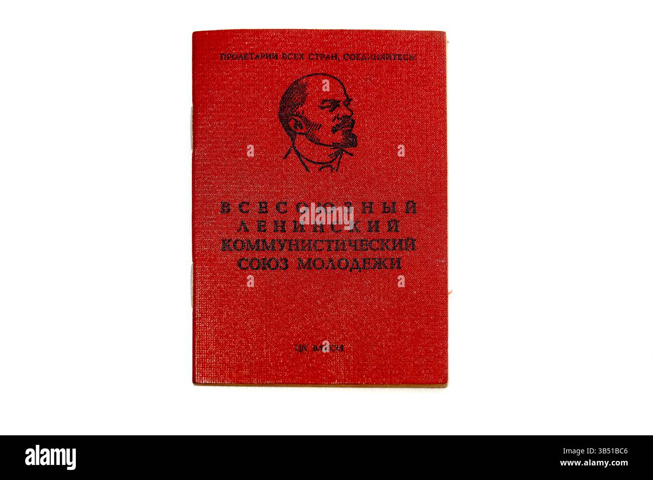 Sowjetische Komsomol-Jugendliga-Ausweisbroschüre mit Lenins Porträt, roter Umschlag auf weißem Hintergrund. Stockfoto