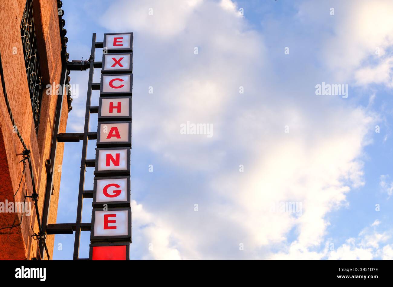31. Dezember 2024 - Marrakesch, Marokko - Ein Schild für Touristen-Geldwechsel in einem Urlaubsort. Stockfoto