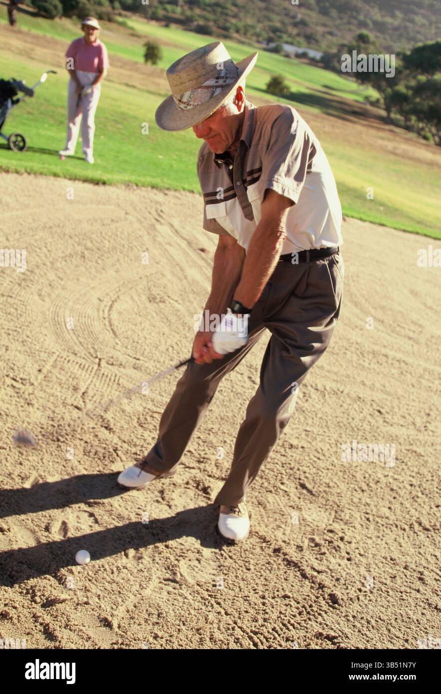 Senior-Mann und -Frau spielen Golf. Stockfoto