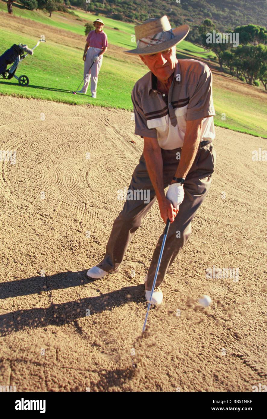 Senior-Mann und -Frau spielen Golf. Stockfoto