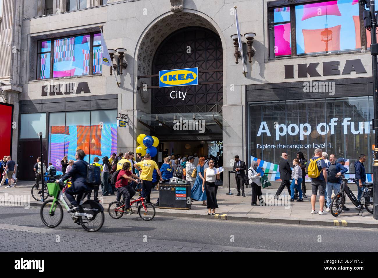 London, Vereinigtes Königreich. Mai 2025. Der schwedische Möbelhändler IKEA hat in der Londoner Oxford Street ein Geschäft eröffnet. Engin Karmaan/Alamy Live News. Stockfoto