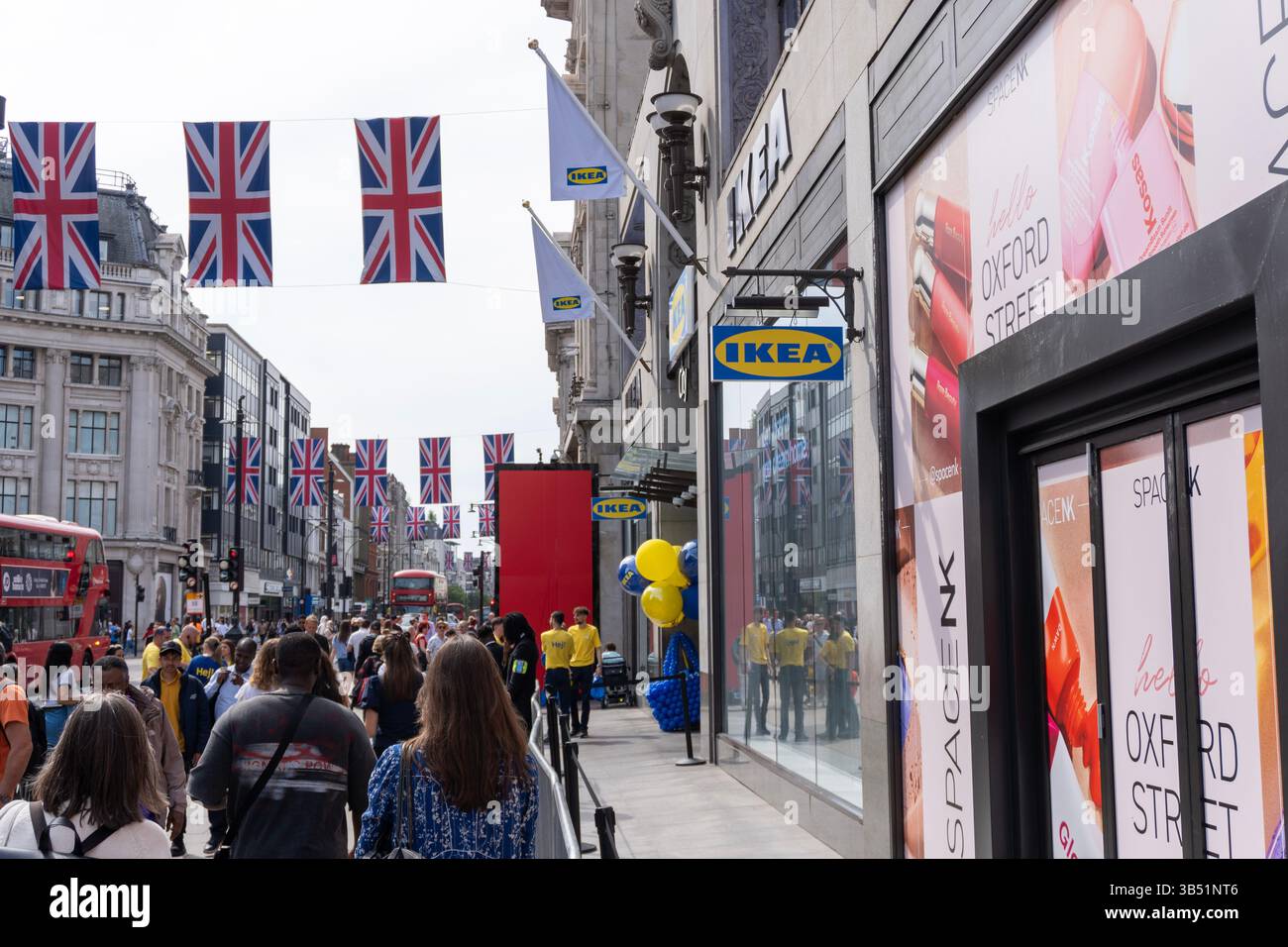 London, Vereinigtes Königreich. Mai 2025. Der schwedische Möbelhändler IKEA hat in der Londoner Oxford Street ein Geschäft eröffnet. Engin Karmaan/Alamy Live News. Stockfoto