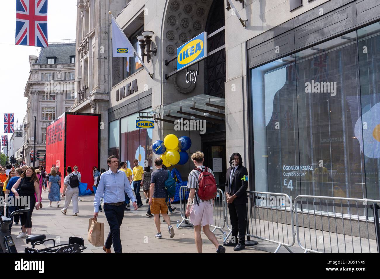 London, Vereinigtes Königreich. Mai 2025. Der schwedische Möbelhändler IKEA hat in der Londoner Oxford Street ein Geschäft eröffnet. Engin Karmaan/Alamy Live News. Stockfoto