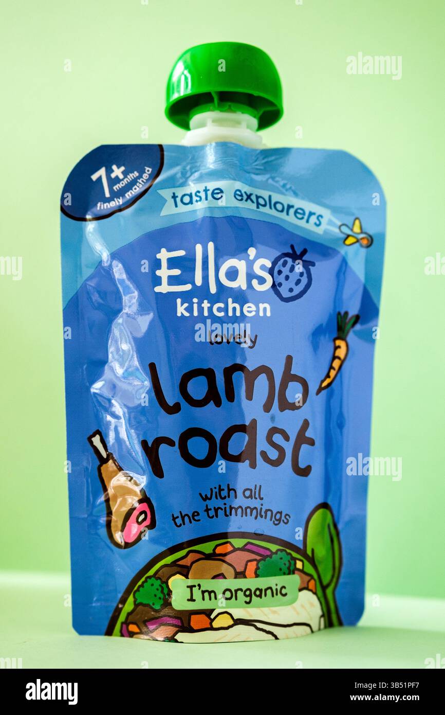 London UK, 1. Mai 2025, Ella's Kitchen Delicious Lamb Roast Baby Food Pouch Stockfoto