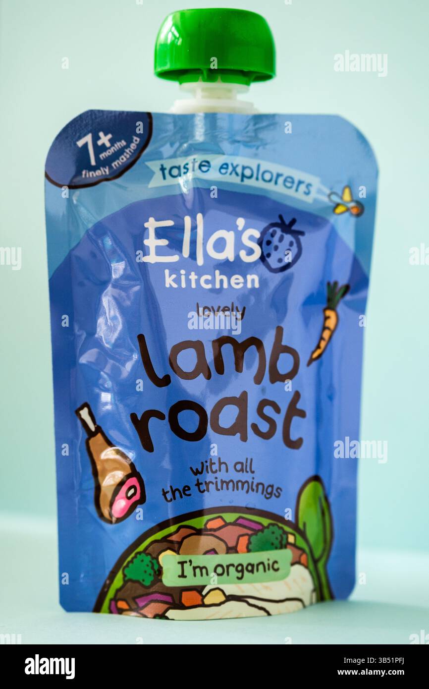 London UK, 1. Mai 2025, Ella's Kitchen Delicious Lamb Roast Baby Food Pouch Stockfoto