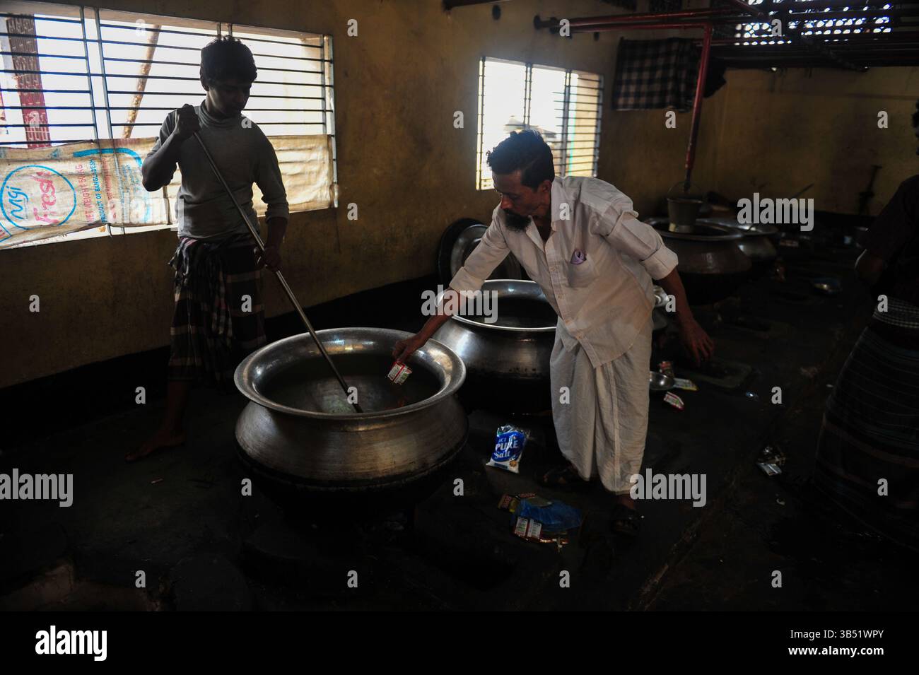 4. April 2022: 4. Aril 2022, Sylhet-Bangladesch: Köche sind mit dem Kochen Iftar im Hazrat Shahjalal beschäftigt (Rah.) Dargah-Sharif-Moschee. Jedes Jahr, fast 100 Jahre lang, während des gesamten Ramadan-Monats, brechen etwa 500 Menschen täglich ihr Fasten im Büro der Dargah-Moschee. (Bild: © MD Rafayat Haque Khan/ZUMA Press Wire) Stockfoto