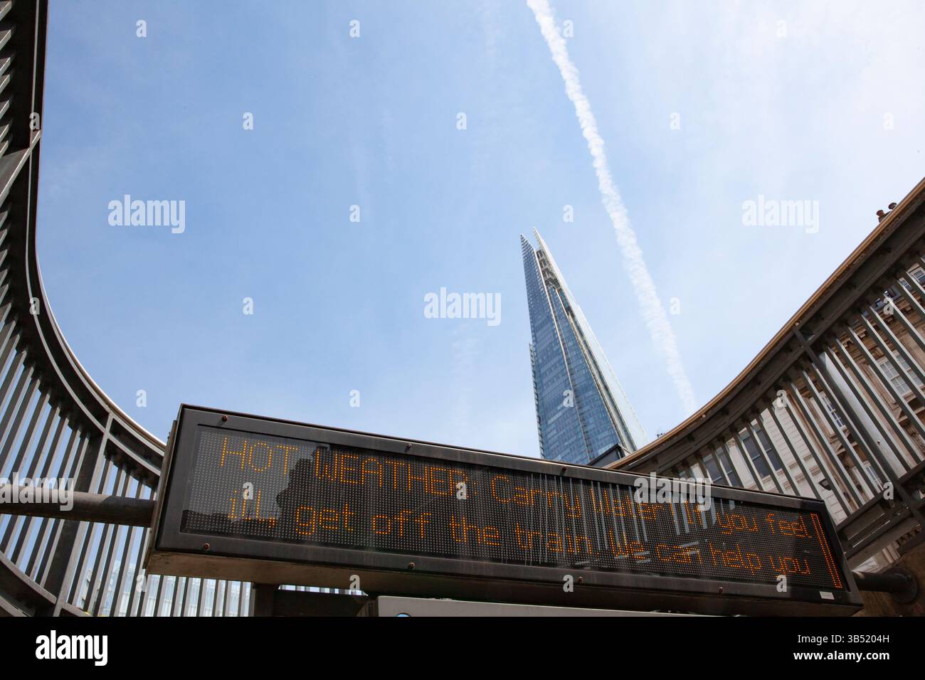 London, Großbritannien. Mai 2025. Während eine Mini-Hitzewelle in London mit Temperaturen von 29 Grad ihren Höhepunkt erreicht, trägt der Eingang zur U-Bahnstation London Bridge im Schatten der Shard eine Warnung an Passagiere, Wasser zu tragen und während ihrer Reise mit Wasser zu versorgen. Quelle: Anna Watson/Alamy Live News Stockfoto
