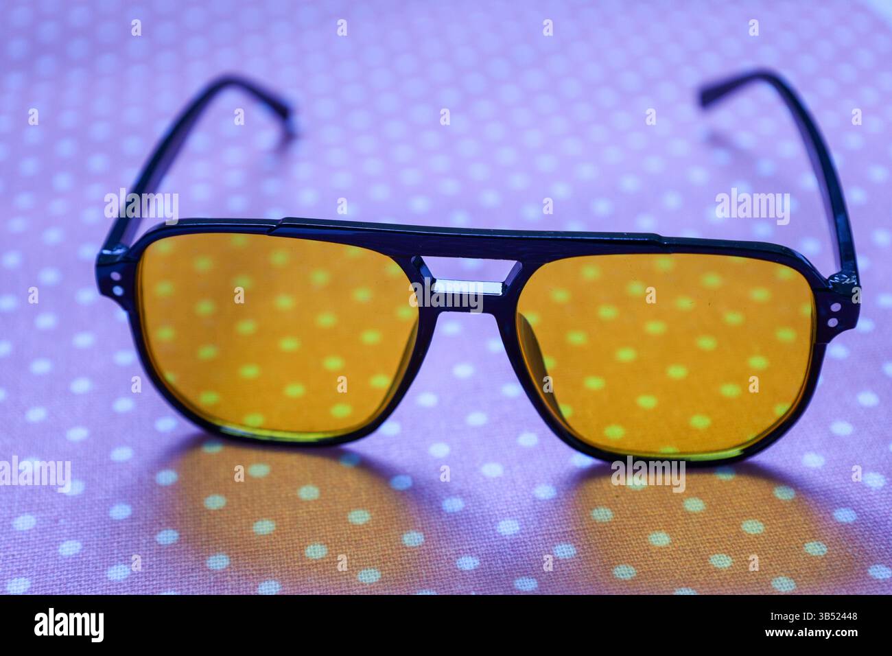 Eine stilvolle moderne Brille in minimalistischer Umgebung. Schlankes Design und hochwertige Rahmen heben Mode und Funktionalität hervor. Perfekt Stockfoto