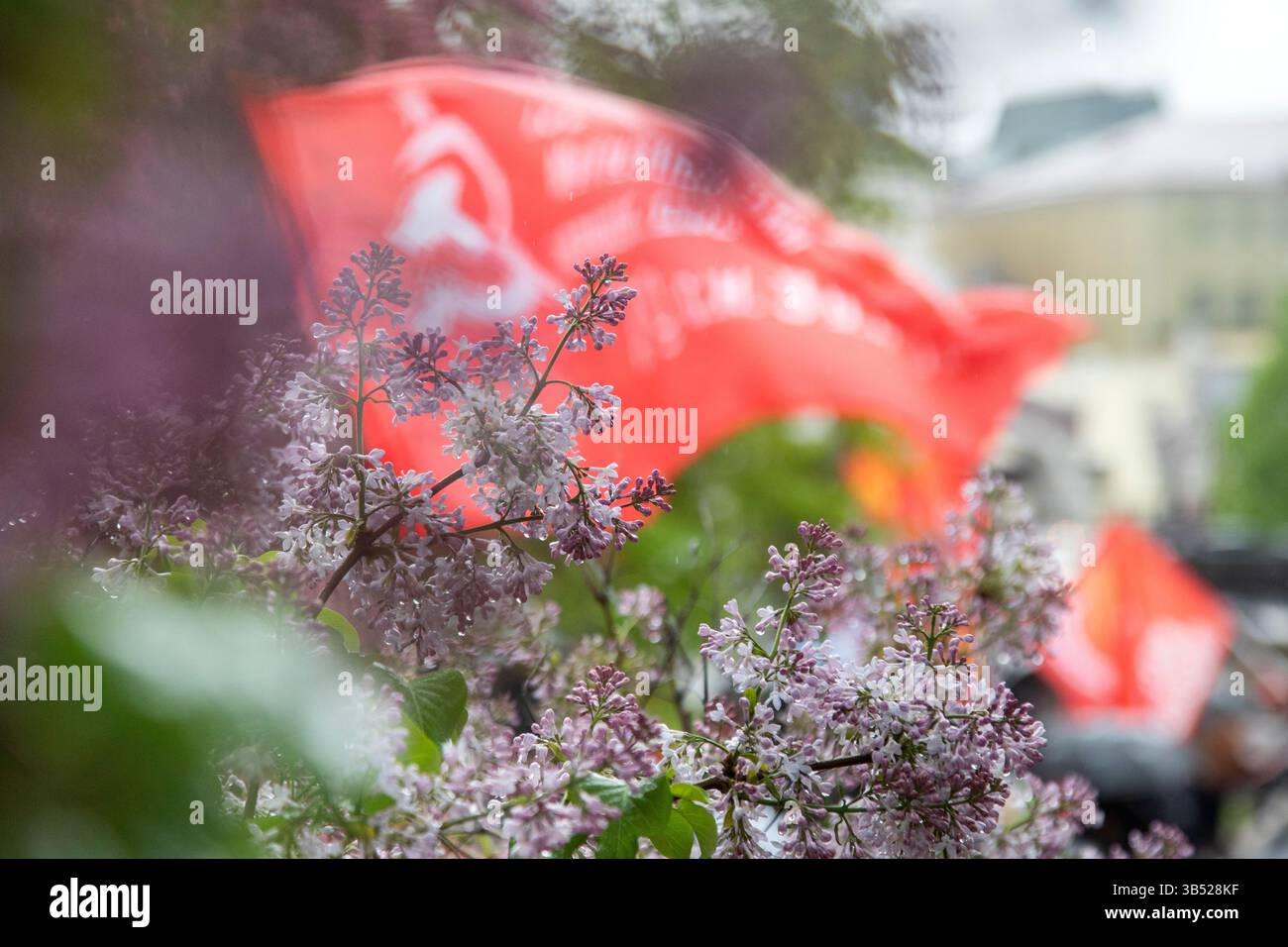 Moskau, Russland. Mai 2025. Die Menschen nehmen an einer Veranstaltung Teil, die von der Kommunistischen Partei Russlands vom Karl-Marx-Denkmal veranstaltet wird, um sich mit den Wählern am Internationalen Arbeitstag im Zentrum von Moskau, Russland, zu treffen. Quelle: Nikolay Vinokurov/Alamy Live News Stockfoto