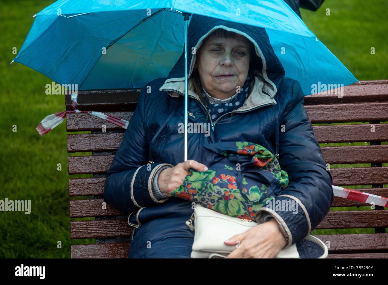 Moskau, Russland. Mai 2025. Eine Frau nimmt an einer Veranstaltung Teil, die von der Kommunistischen Partei Russlands am Karl-Marx-Denkmal veranstaltet wird, um sich mit den Wählern am Internationalen Arbeitstag im Zentrum von Moskau, Russland, zu treffen. Quelle: Nikolay Vinokurov/Alamy Live News Stockfoto