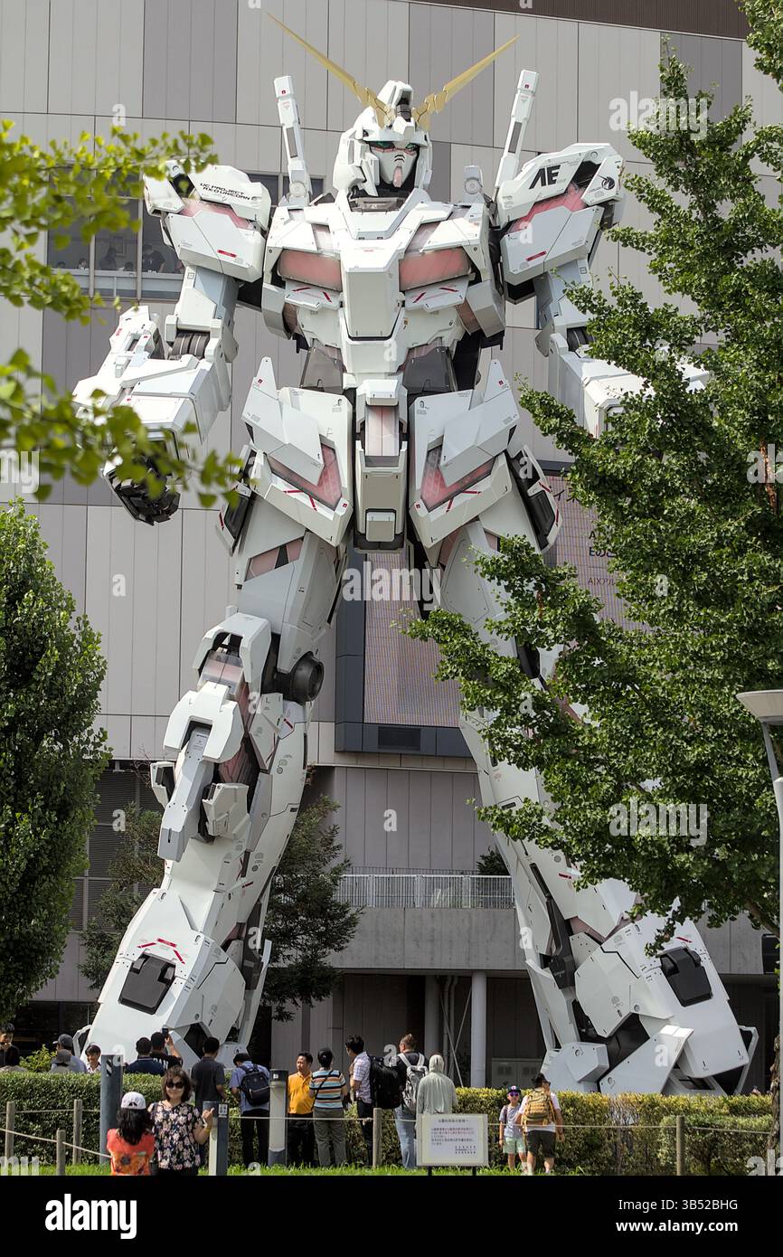 ODAIBA, TOKIO, JAPAN – 8. Juli 2023: „The Life-size Unicorn Gundam Statue“, ein Roboter, der in einem japanischen Anime-Titel „Mobile Suit Gundam Unicorn“ vorgestellt wird. Stockfoto