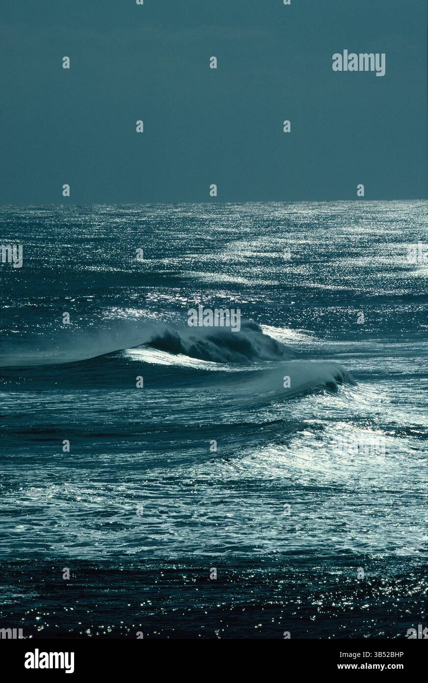 Südkorea. Meereslandschaft. Silbriges Surfen mit Horizont. Stockfoto