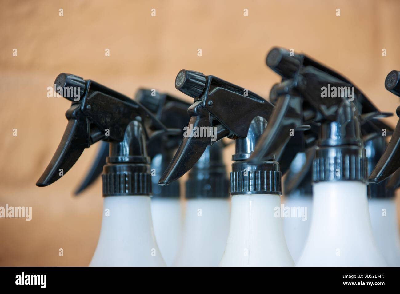 Sprühflaschen für Gartenarbeiten, wenige, schwarzer Kopf und weißes Kunststoffgehäuse Stockfoto