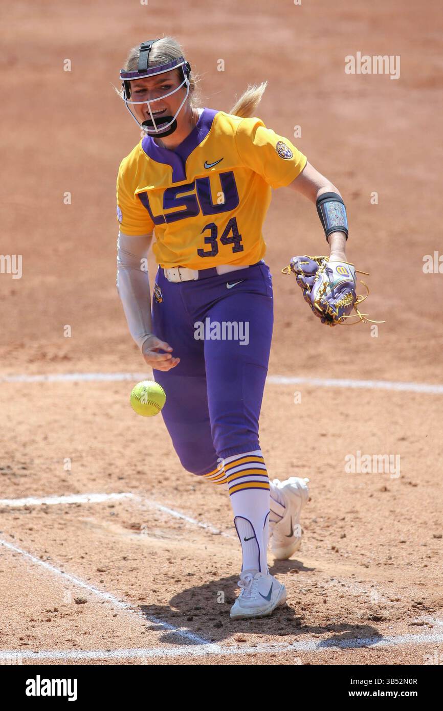 3. April 2022: Der LSU Starting Pitcher Raelin Chaffin (34) liefert während der NCAA Softball-Action zwischen den Kentucky Wildcats und den LSU Tigers im Tiger Park in Baton Rouge, LA, ein Pitch auf die Platte. Jonathan Mailhes/CSM (Kreditbild: © Jonathan Mailhes/CSM via ZUMA Press Wire) Stockfoto