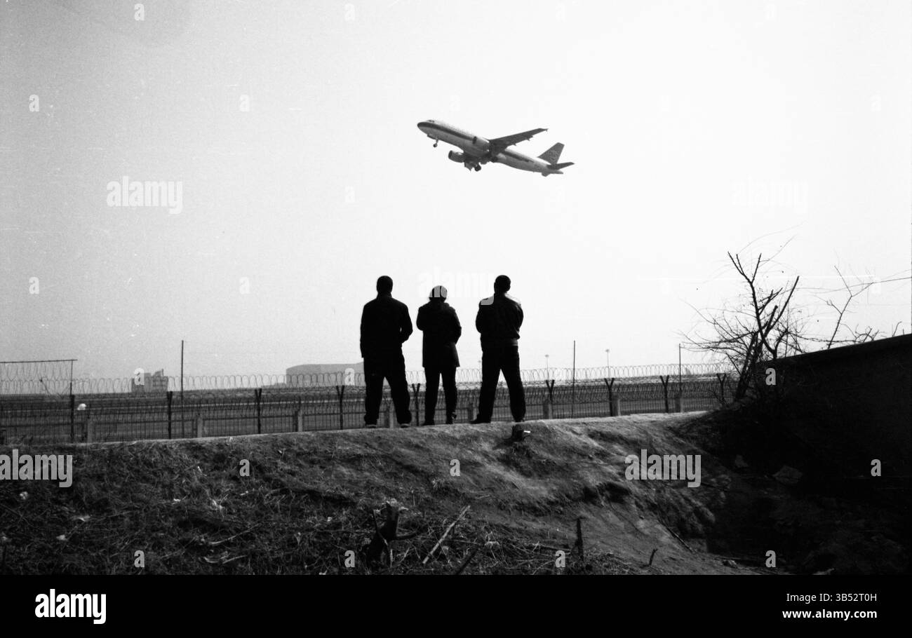 Leute, die ein Flugzeug in der Nähe des internationalen Flughafens Beijing Capital starteten Stockfoto