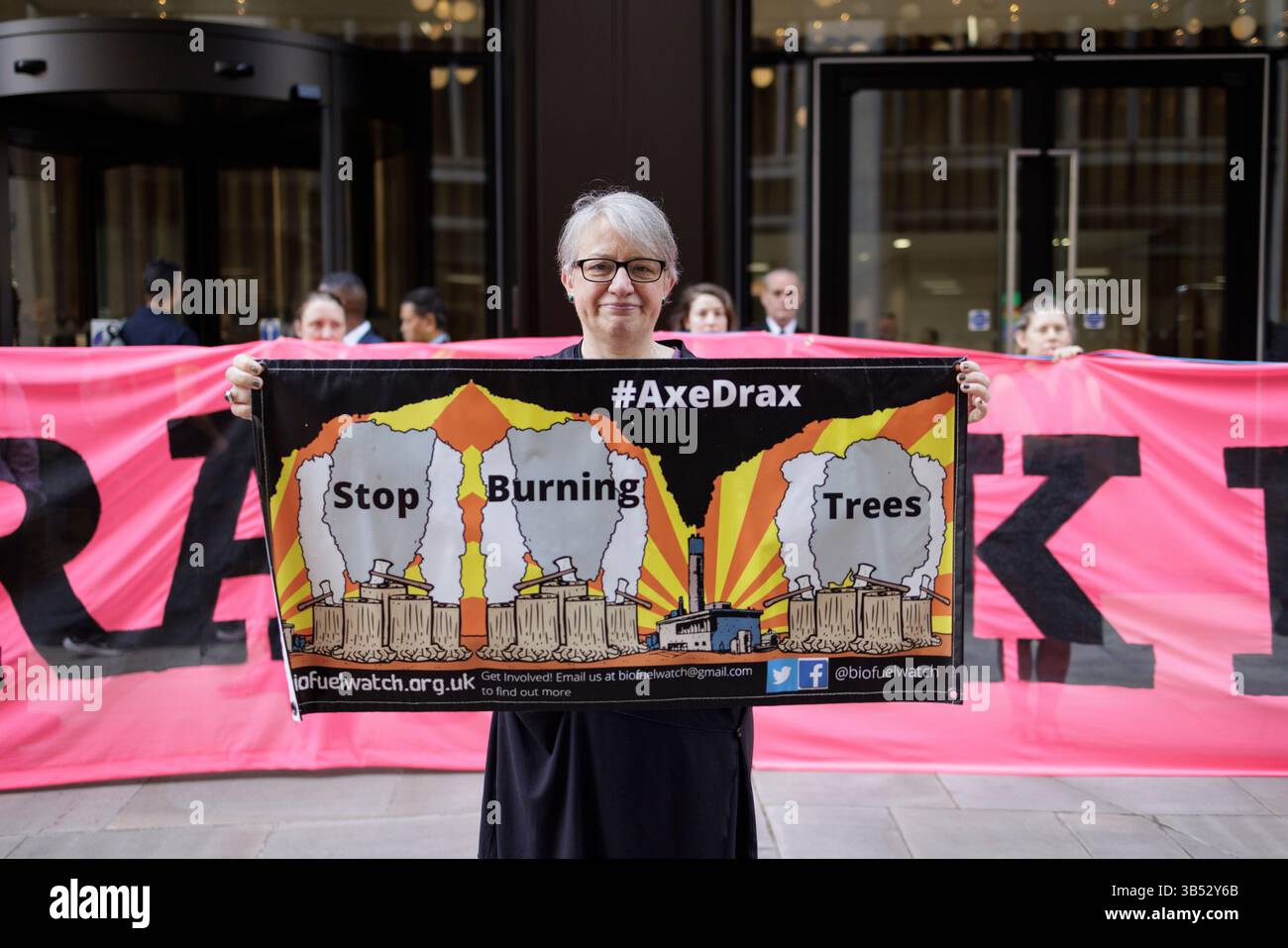 Mai 2025. Drax AGM, City of London. Drax Power Station ist der größte CO2-Emitter Großbritanniens und der größte Baumbrenner der Welt. Stop Burning Trees Aktivisten protestierten draußen, während Aktivisten Aktionäre sich innerhalb der Versammlung äußerten und ordnungsgemäß aus dem Gebäude geworfen wurden. Merry Dickinson, Hauptkämpfer der Stop Burning Trees Coalition, sagte: „Im letzten Jahr mussten die Rechnungszahler Drax etwa 2 Millionen Pfund pro Tag zur Verfügung stellen, um die Verbrennung lebenswichtiger Wälder und die Verschmutzung der einkommensschwachen, ländlichen Schwarzen Gemeinden zu finanzieren.“ Stockfoto