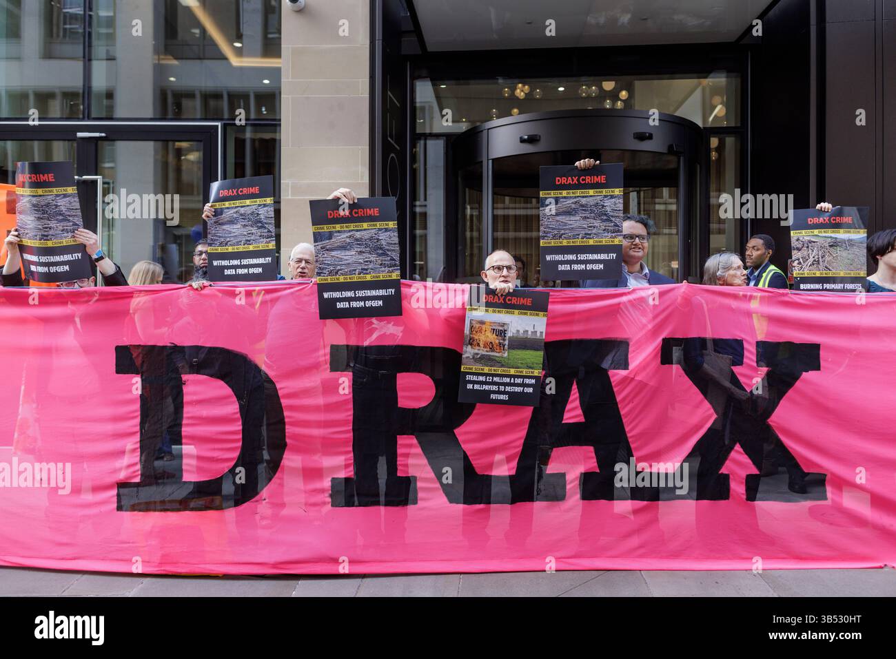 Mai 2025. Drax AGM, City of London. Drax Power Station ist der größte CO2-Emitter Großbritanniens und der größte Baumbrenner der Welt. Stop Burning Trees Aktivisten protestierten draußen, während Aktivisten Aktionäre sich innerhalb der Versammlung äußerten und ordnungsgemäß aus dem Gebäude geworfen wurden. Merry Dickinson, Hauptkämpfer der Stop Burning Trees Coalition, sagte: „Im letzten Jahr mussten die Rechnungszahler Drax etwa 2 Millionen Pfund pro Tag zur Verfügung stellen, um die Verbrennung lebenswichtiger Wälder und die Verschmutzung der einkommensschwachen, ländlichen Schwarzen Gemeinden zu finanzieren.“ Stockfoto