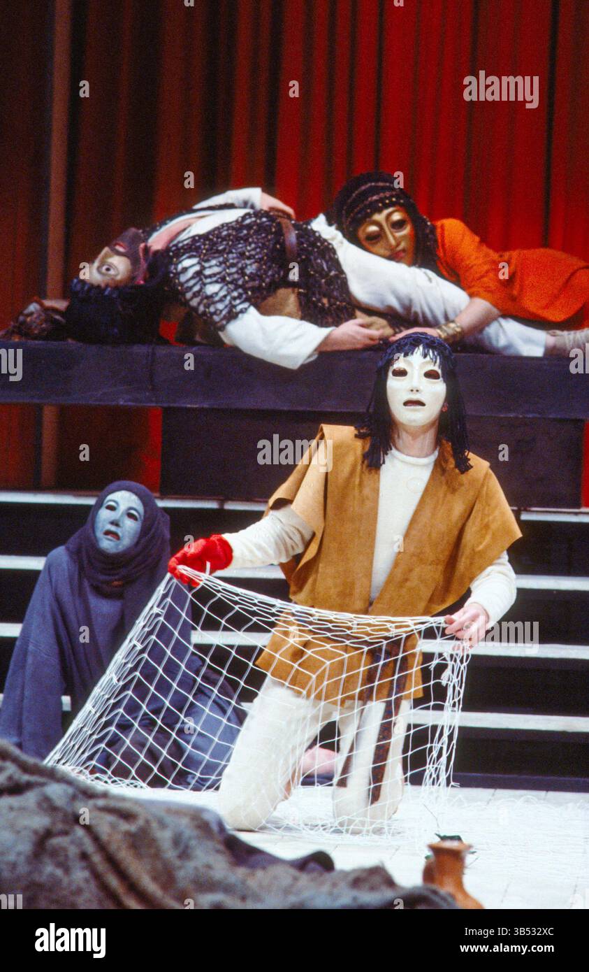 'Choephori': Orestes mit (oben) Aegisthus und Clytemnestra in DER ORESTEIA von Aeschylus im Olivier Theatre, National Theatre (NT), London SE1 28/11/1981 in einer Fassung von Tony Harrison Design: Jocelyn Herbert unterstützt von Sue Jenkinson Beleuchtung: John Bury Bewegung: Stuart Hopps Regisseur: Peter Hall Stockfoto