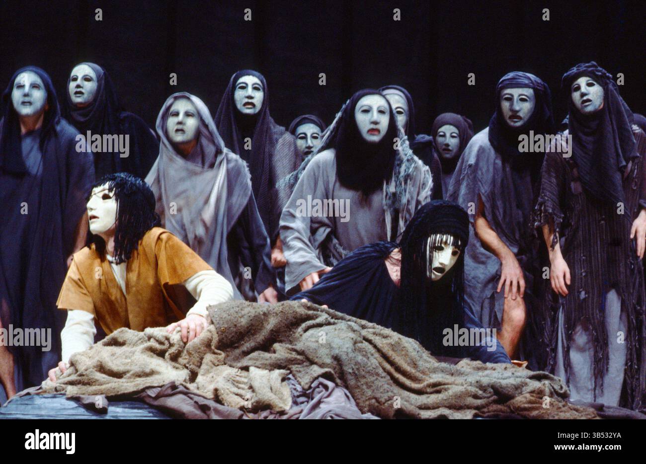 Choephori: Orestes and Electra mit Chor der Trojanischen Frauen in DER ORESTEIA von Aeschylus im Olivier Theatre, National Theatre (NT), London SE1 28/11/1981 in einer Fassung von Tony Harrison Design: Jocelyn Herbert unterstützt von Sue Jenkinson Beleuchtung: John Bury Bewegung: Stuart Hopps Regisseur: Peter Hall Stockfoto