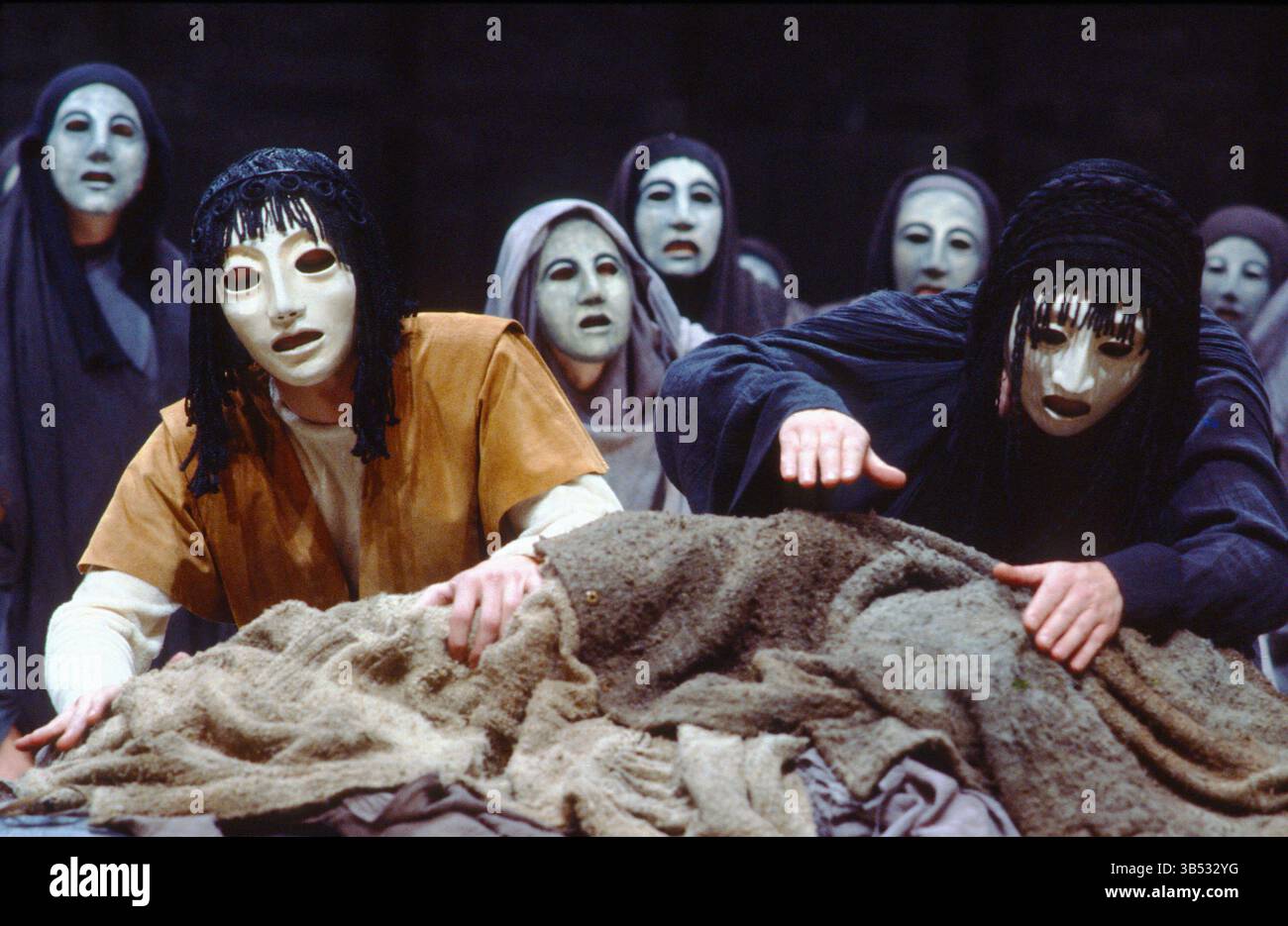 Choephori: Orestes and Electra mit Chor der Trojanischen Frauen in DER ORESTEIA von Aeschylus im Olivier Theatre, National Theatre (NT), London SE1 28/11/1981 in einer Fassung von Tony Harrison Design: Jocelyn Herbert unterstützt von Sue Jenkinson Beleuchtung: John Bury Bewegung: Stuart Hopps Regisseur: Peter Hall Stockfoto