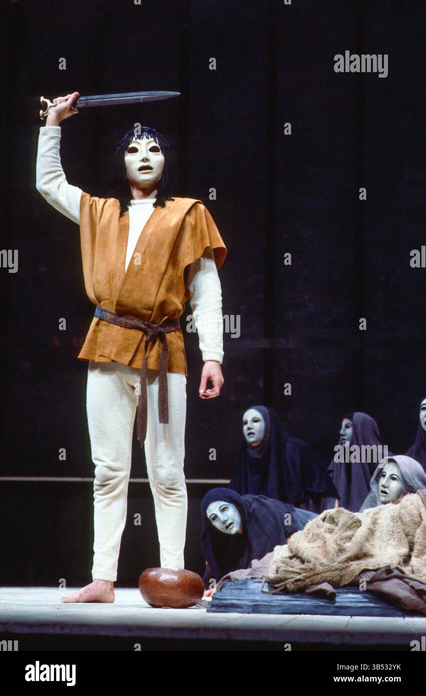 Choephori: Orestes mit Chor der Trojanischen Frauen in DER ORESTEIA von Aeschylus im Olivier Theatre, National Theatre (NT), London SE1 28/11/1981 in einer Fassung von Tony Harrison Design: Jocelyn Herbert unterstützt von Sue Jenkinson Beleuchtung: John Bury Bewegung: Stuart Hopps Regisseur: Peter Hall Stockfoto