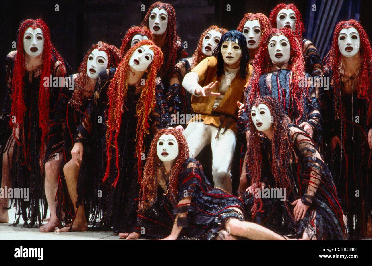 'Eumenides' - Zentrum: Orestes mit dem Chor der Furie in DER ORESTEIA von Aeschylus im Olivier Theatre, National Theatre (NT), London SE1 28/11/1981 in einer Fassung von Tony Harrison Design: Jocelyn Herbert unterstützt von Sue Jenkinson Beleuchtung: John Bury Bewegung: Stuart Hopps Regisseur: Peter Hall Stockfoto