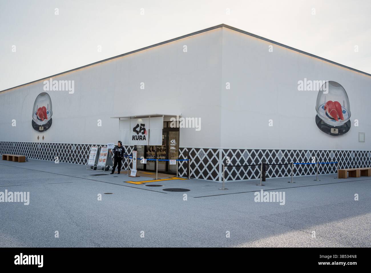 Osaka, Japan - April 30 2025 : das Restaurant Kura Sushi mit einem rekordlangen Förderband und nachhaltigem Menü auf der Expo 2025. Stockfoto